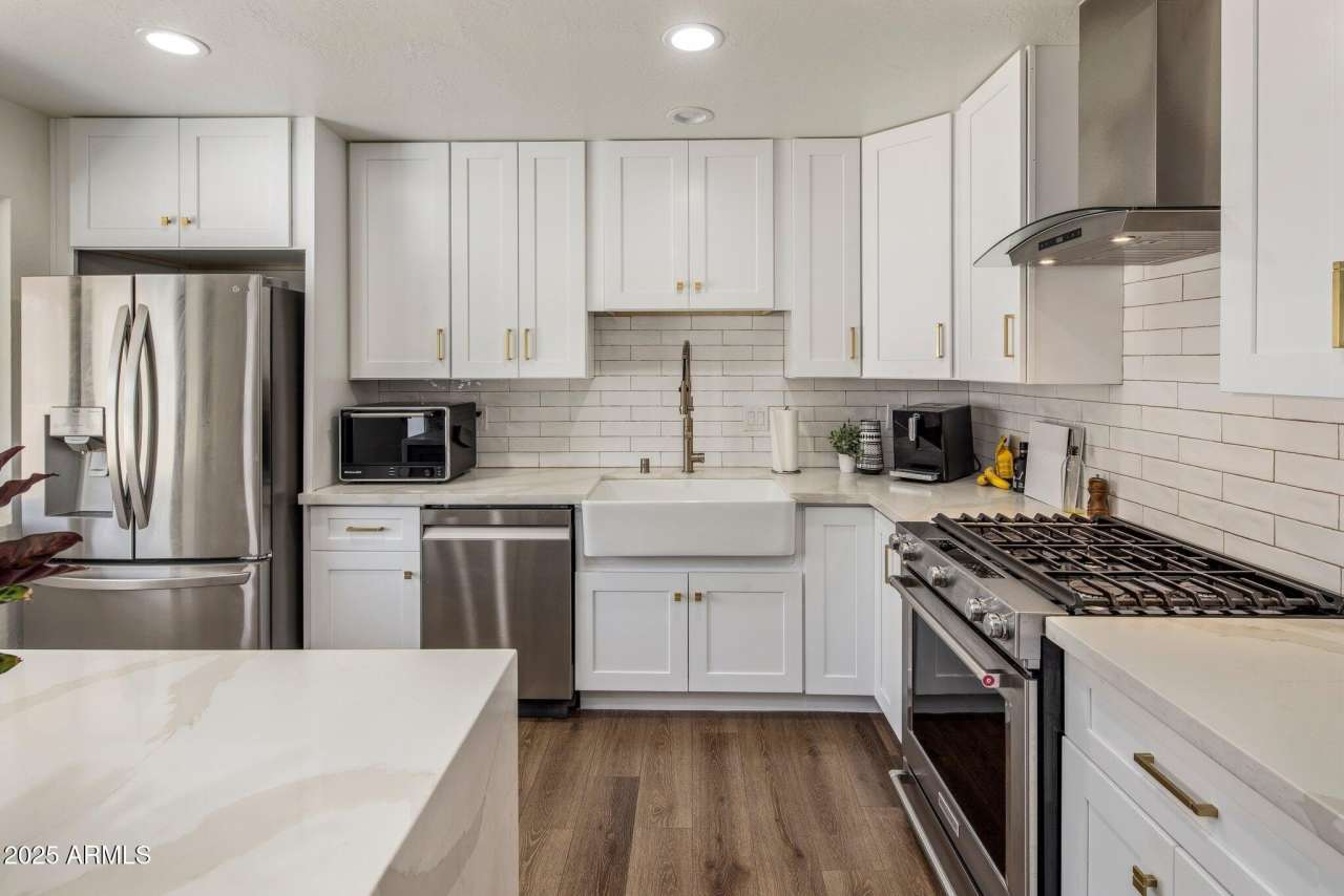 8022 E COLUMBUS Avenue