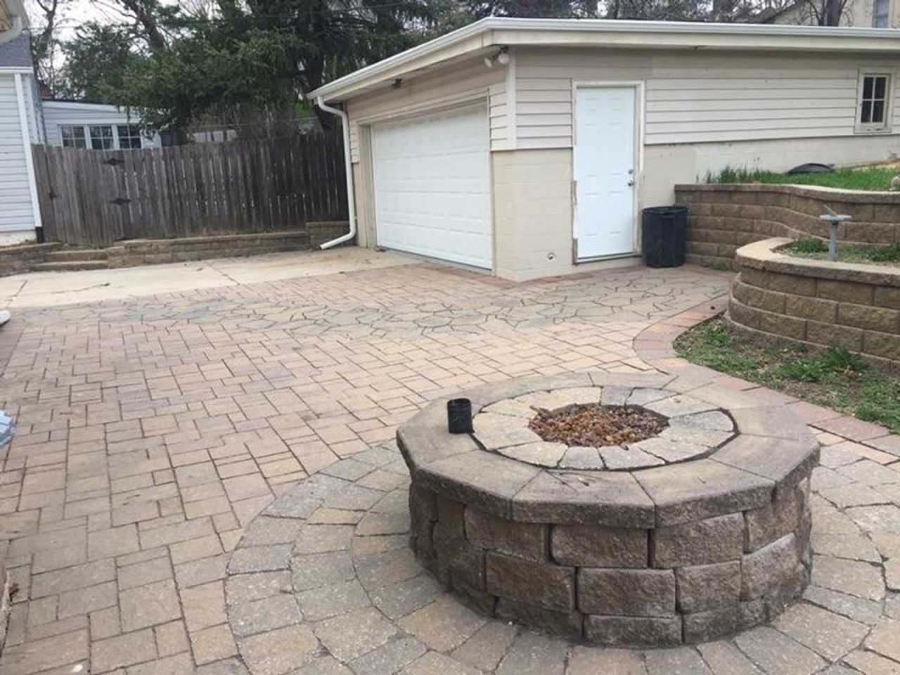 Aksarben/UNO 4 bed 2 bath with gas firepit 2 car