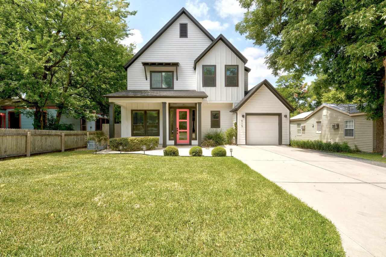 North Loop Area Gem!!!