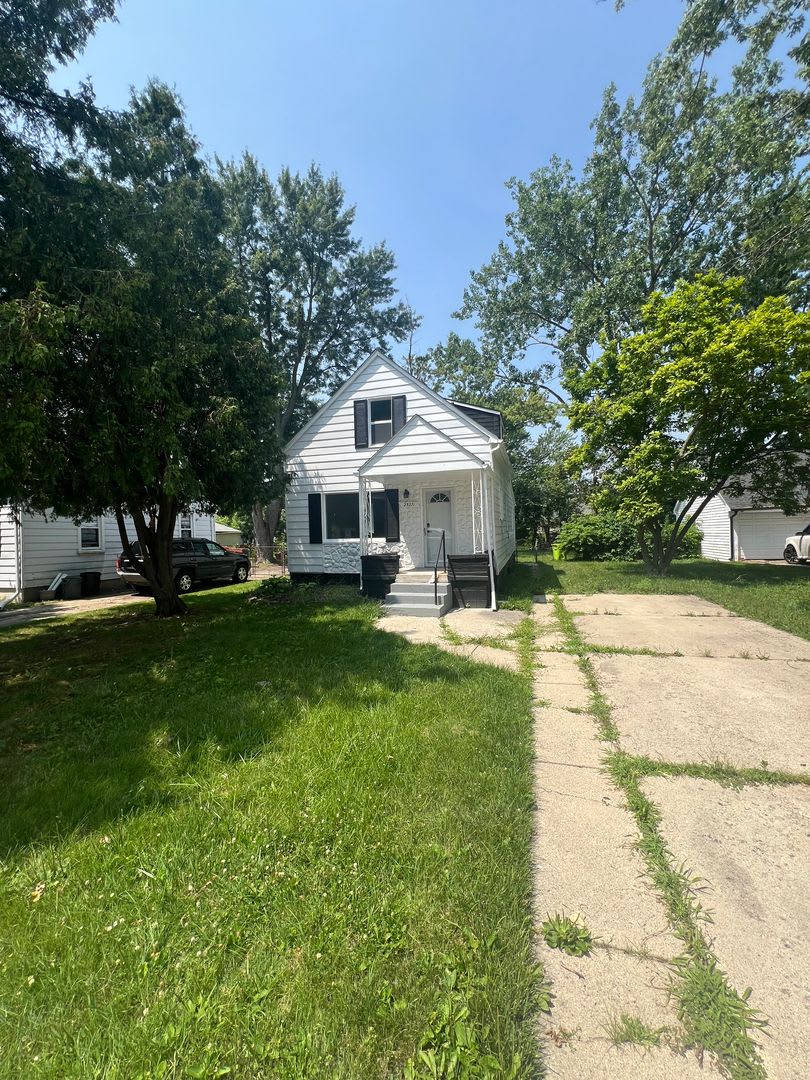 25271 Ford St, Roseville, MI 48066