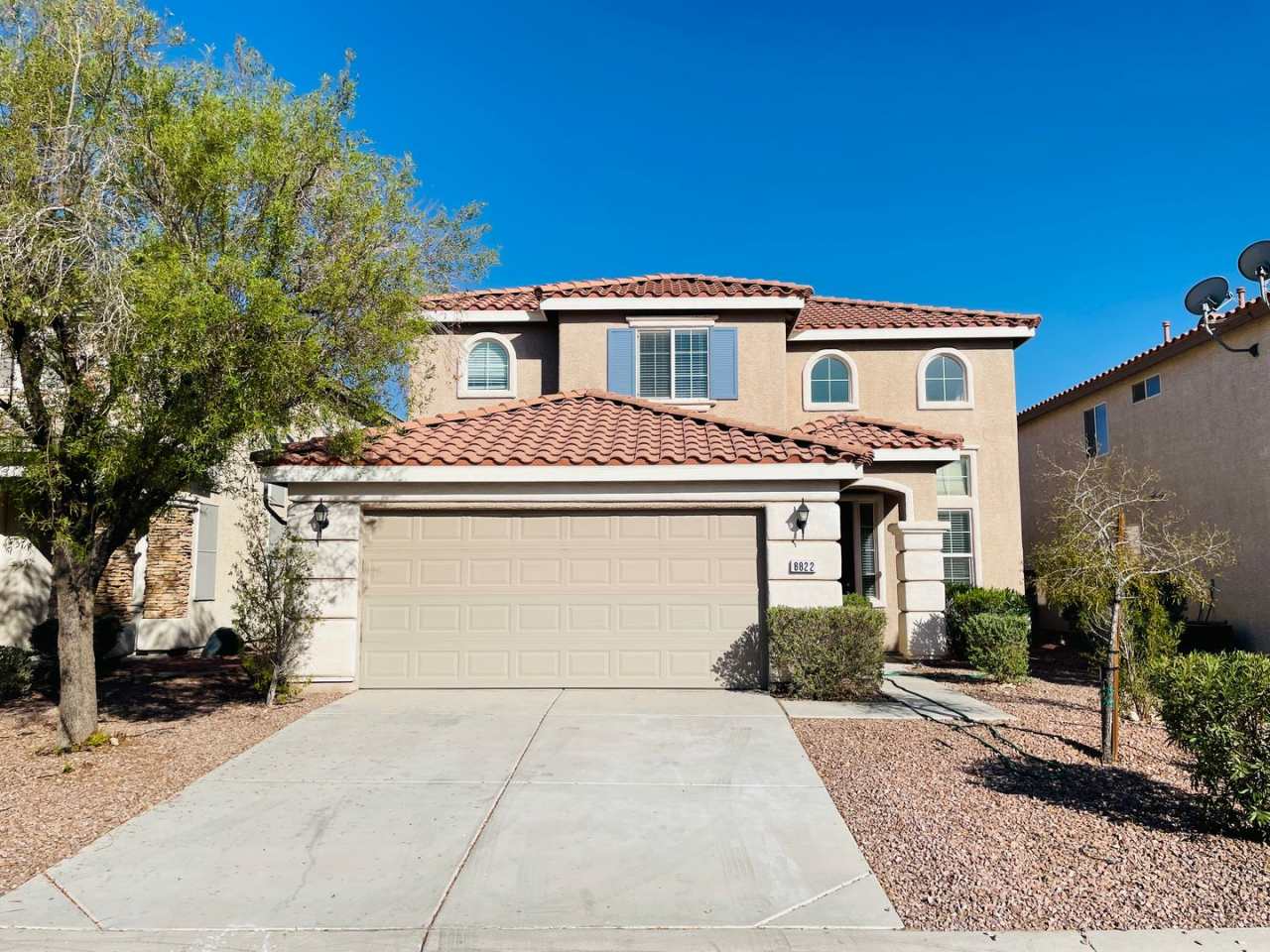 Large 5 bedroom family home right off of Blue Diamond, in gated community, with a full bedroom and bathroom downstairs!