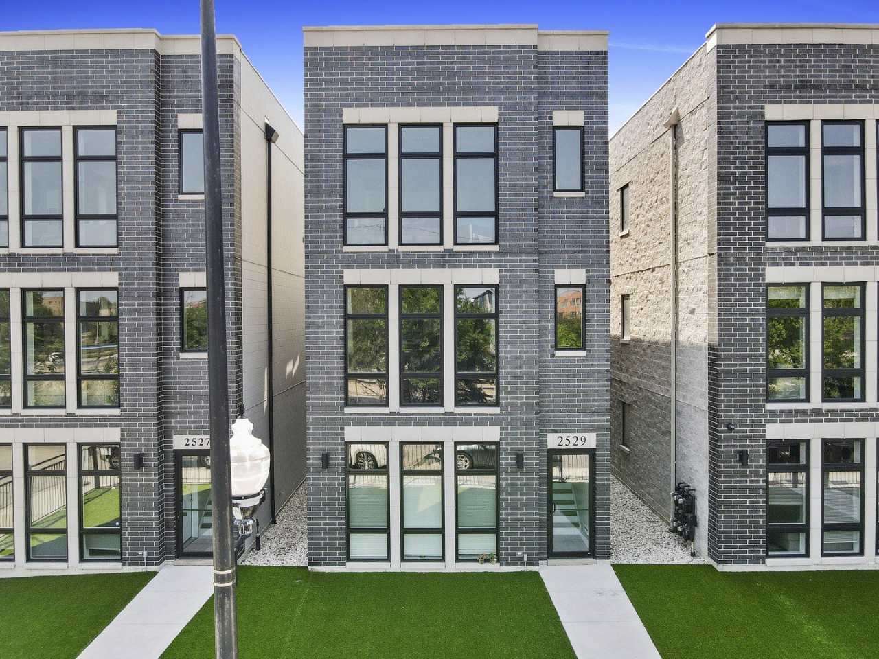 2529 W CONGRESS Parkway