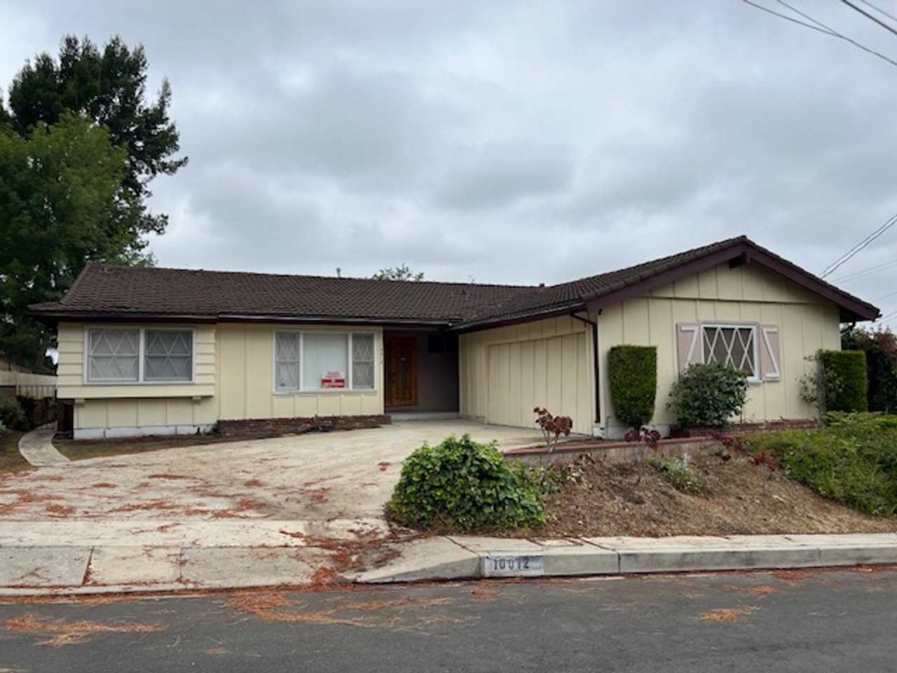 Hillside 3 Bed / 1 3/4 Bath Ranch Style Home Nestled In A Secluded Cul-de-sac