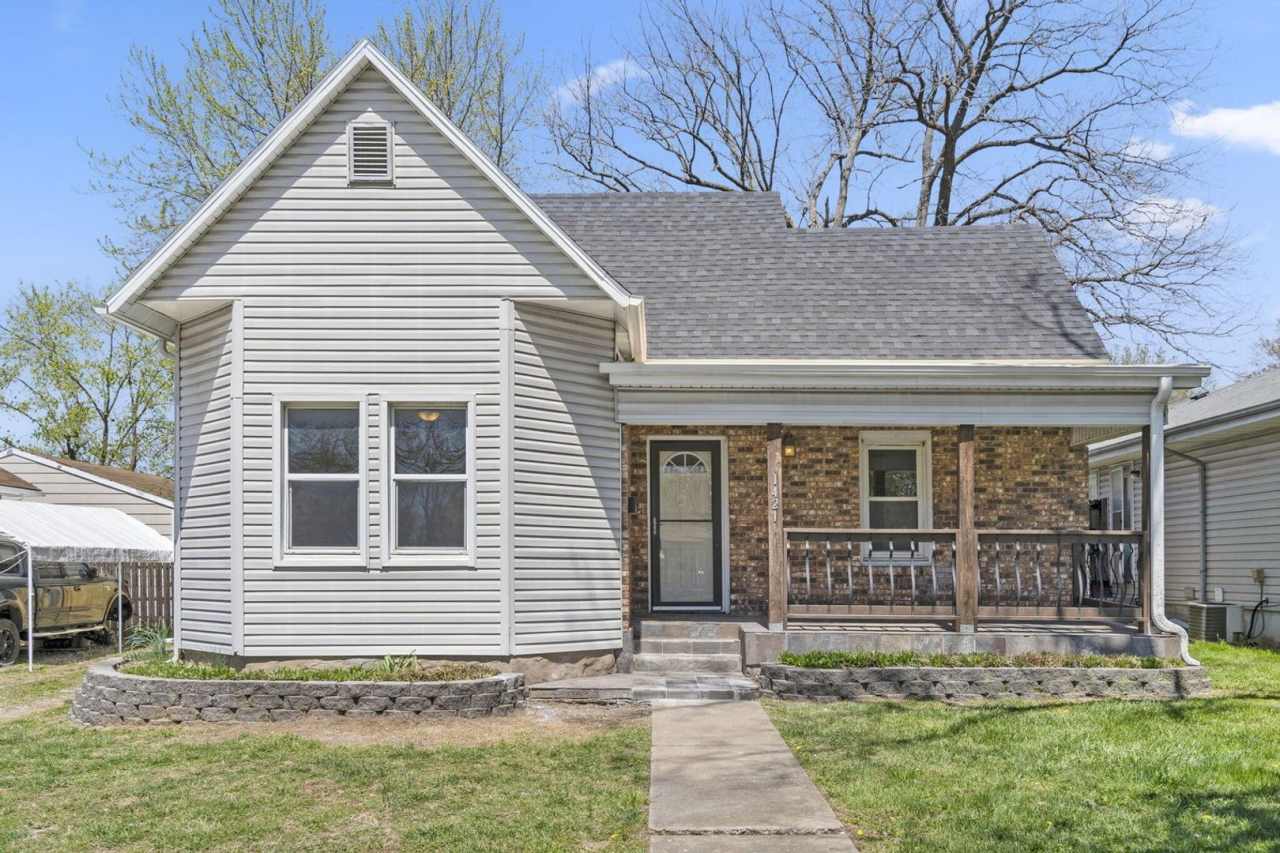 REMODELED 3 Bed | 1 bath | FENCED IN YARD -- Pets welcome | Located in Springfield MO!