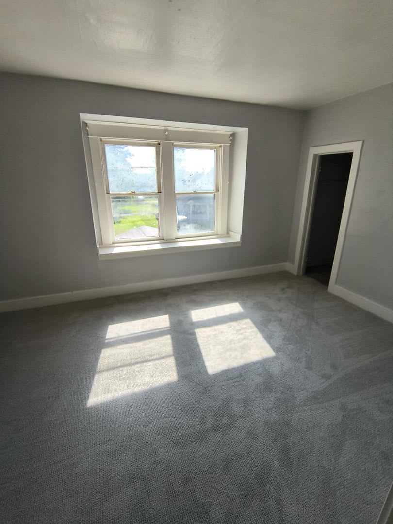 Spacious 3 bedroom Located in East Toledo