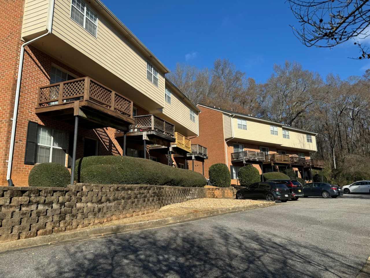 PETS CONDITIONAL + FURNISHED OPTION - Cute Sleepy Hollow Flats-Style Condo!