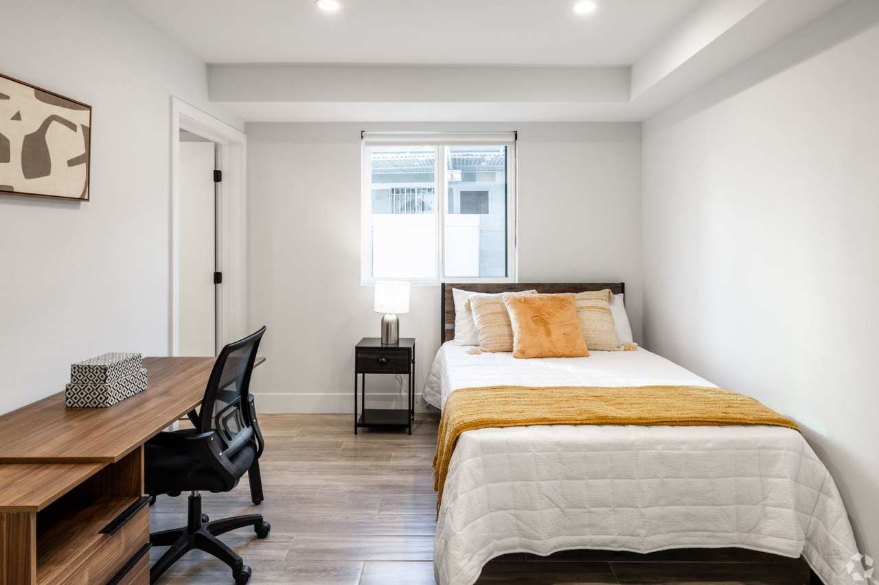 MH Liping 1137 W 37th Dr