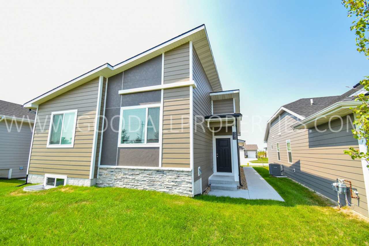 Must See!! Modern Style Ranch, 3 bedroom 2.5 bath home in Waukee!