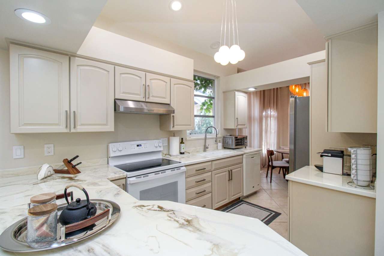 ***NAPLES PARK***FURNISHED/UNFURNISED***AVAILABLE IN APRIL 2025***