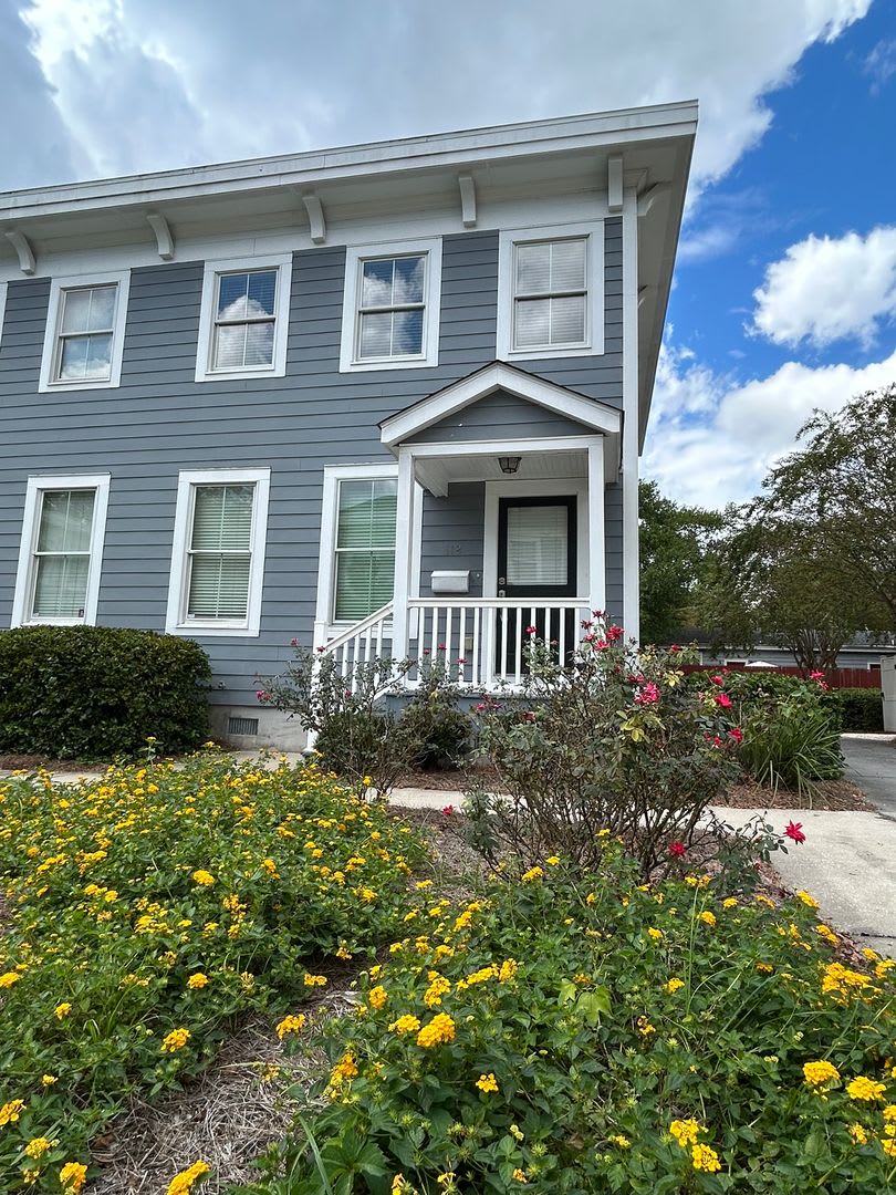 Charming 3 Bedroom/2 Bathroom with off street parking in Downtown Savannah, GA