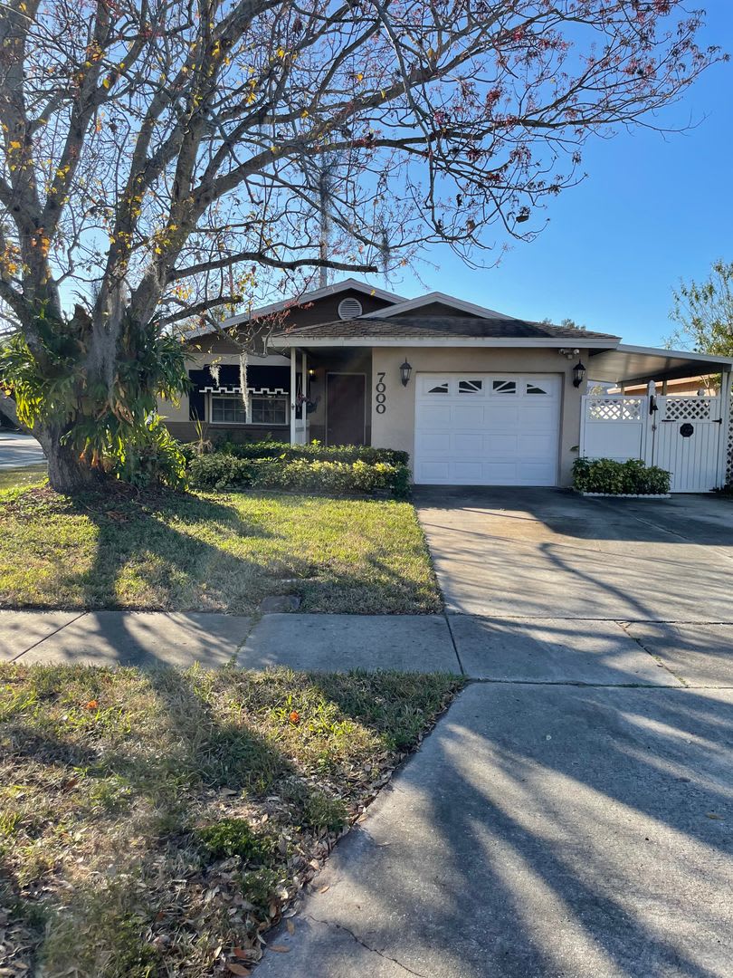 2 bedroom/2 bathroom Pool Home