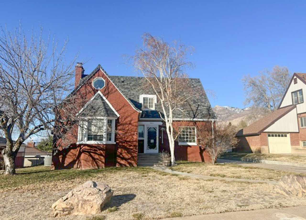 Beautifully furnished home with 2 car garage