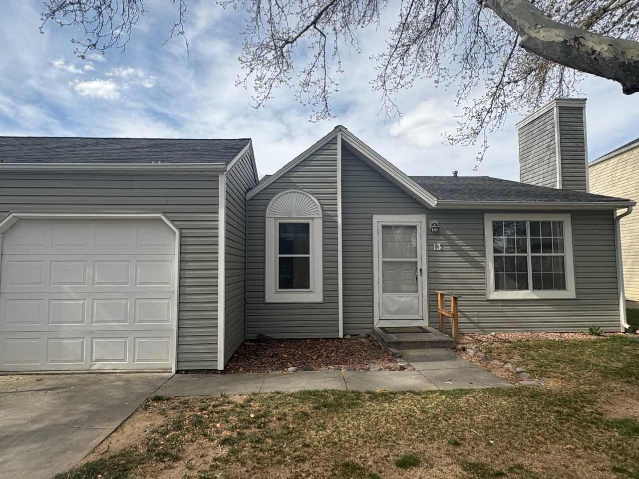 2 bed 1 3./4 Bath 1 car garage