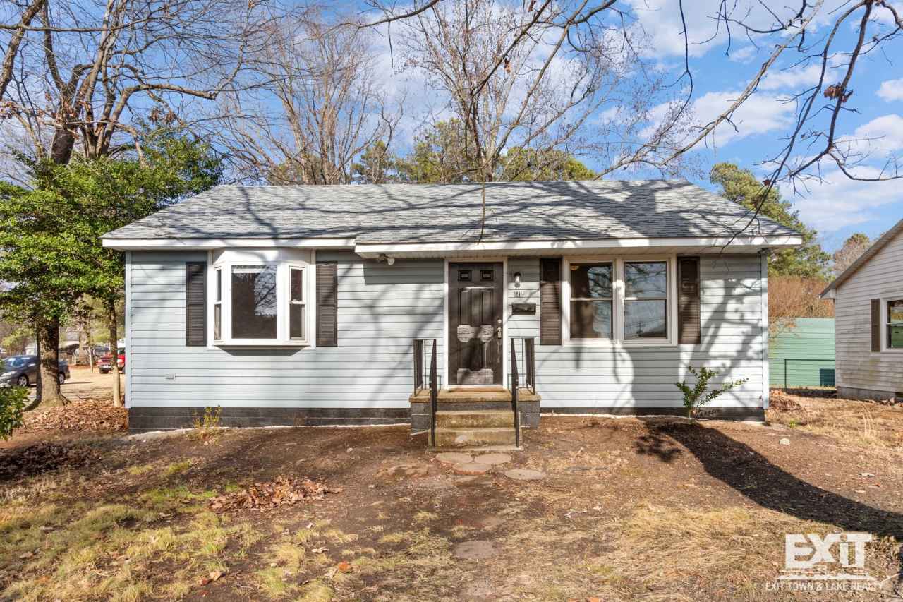 Welcome to your 2 bedroom, 1 bath home in South Hill!