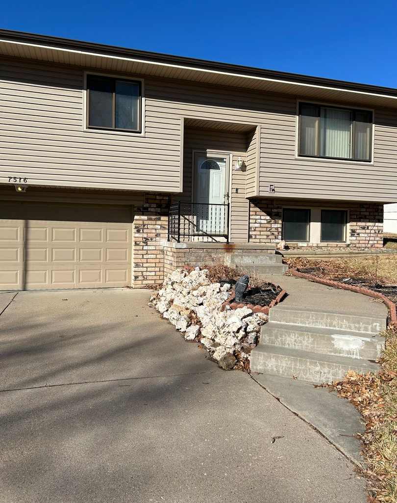 Spacious 3-Bedroom, 1-Bath Home with Garage  Basement in La Vista