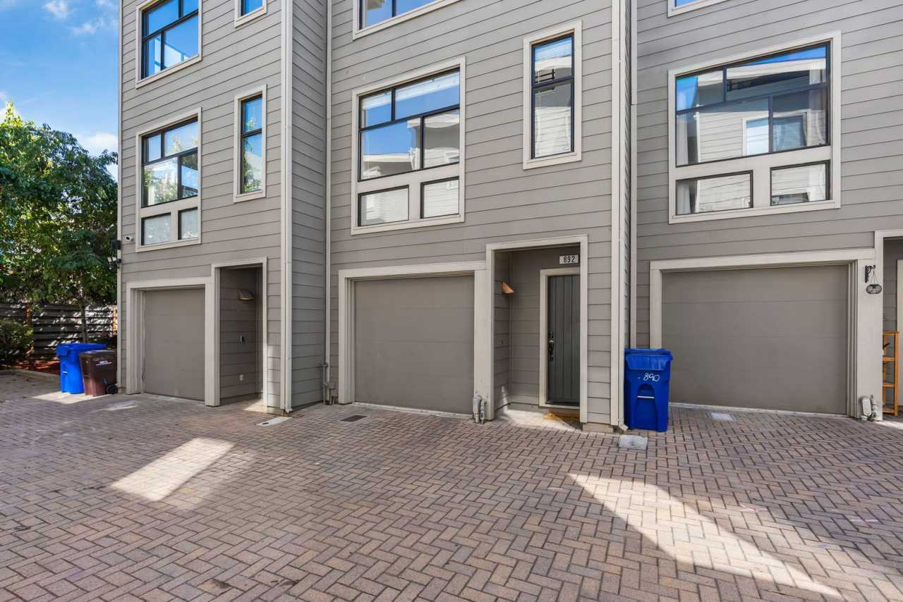 Modern 2BD/2BA Townhome w/ Private Yard, Garage  Smart Features — Near Downtown Oakland