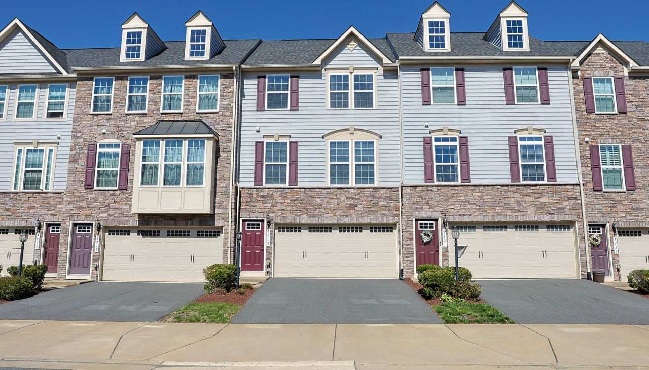 Move-in ready Townhome in Wenworth Green Community!
