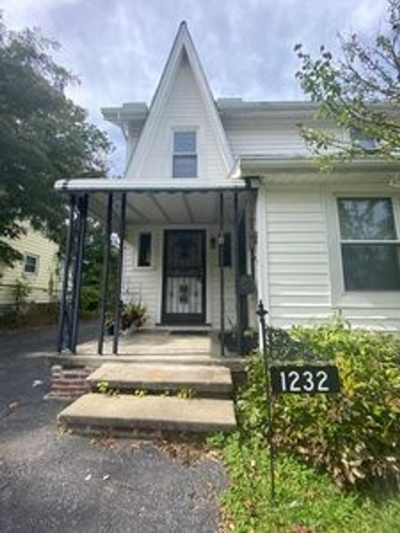 Charming 3BR House in Akron
