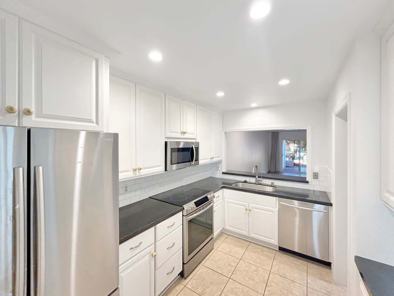 Amazing 2BR/2BA in the heart of UTC! Parking, Updated Kitchen, Patio!