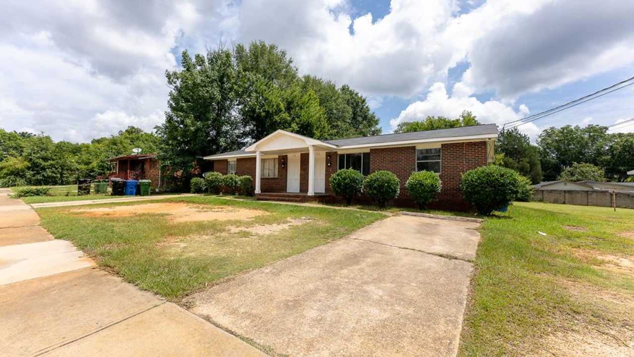 Centrally Located 2 bedroom 1 bathroom!!