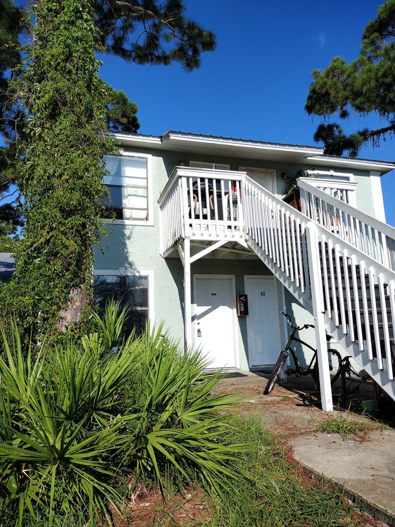 Great Efficiency Upstairs Apartment in PCB! *Basic Cable TV, Water/Sewer, Garbage  Lawncare Included!!*