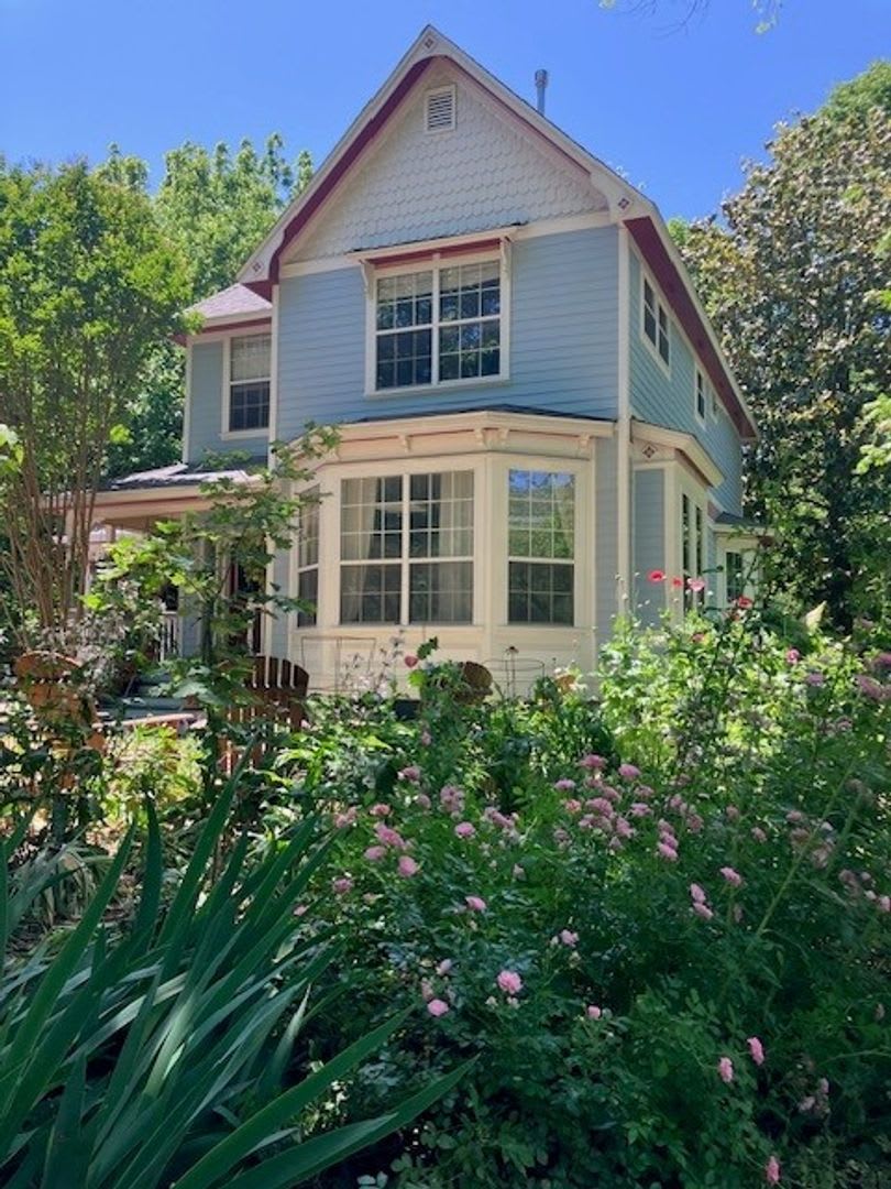 HISTORIC DOWNTOWN 3 bedroom 2.5 bath home