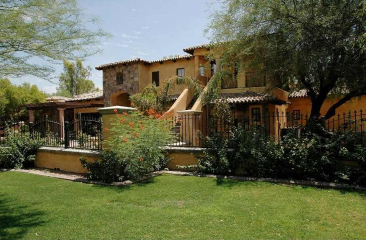 Fully Furnished! Charming 1BED/1BATH private space located in the desirable North Scottsdale !