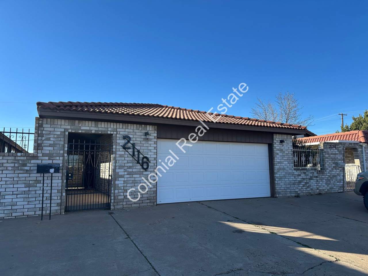 Spacious and Unique 2 Bedroom, 2 Bathroom Home with Wet Bar Area!