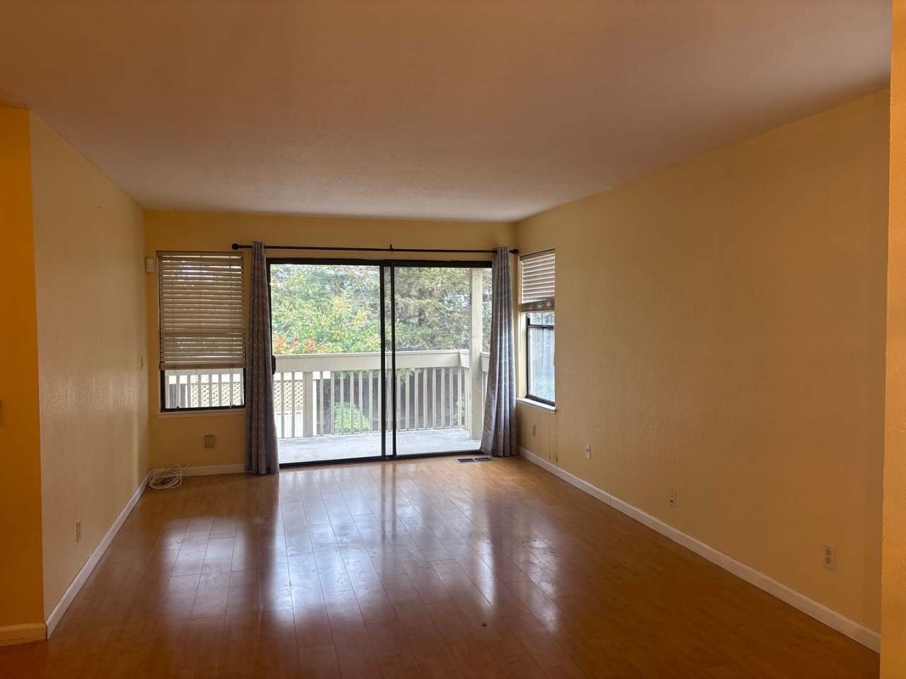 GREAT CENTRAL CONCORD LOCATION! 2 BED/2BATH, LARGE LIVING ROOM, WITH WASHER/DRYER IN UNIT!!