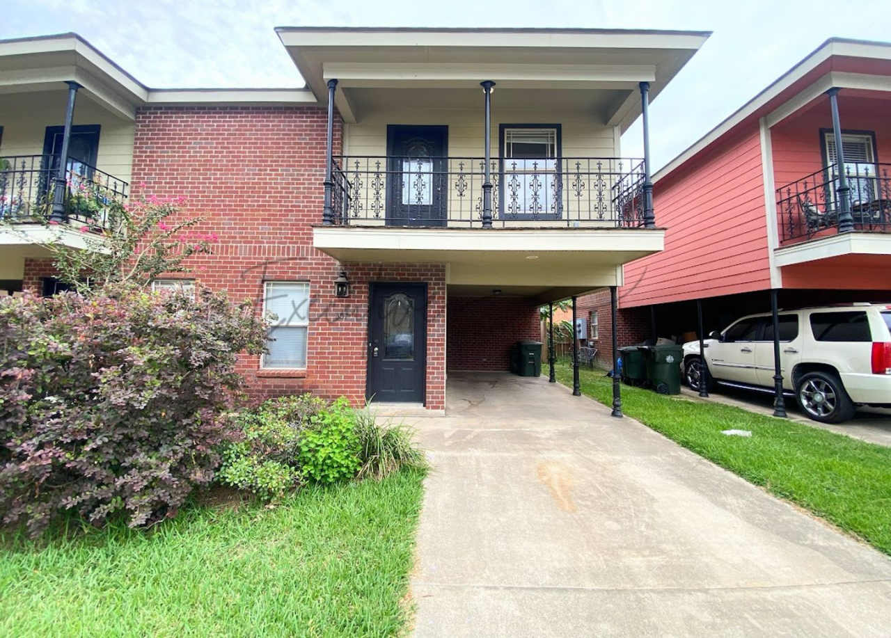 2-Bed, 2.5-Bath Townhouse – Walk to McNeese State University!