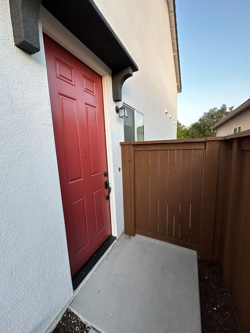 1704 1/2 Bullock Dr - Woodland 95776