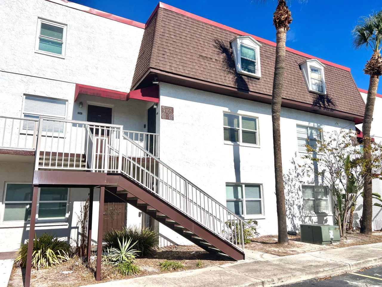 Completely Renovated 1BD/1BTH Ground Floor Unit with Water Views!