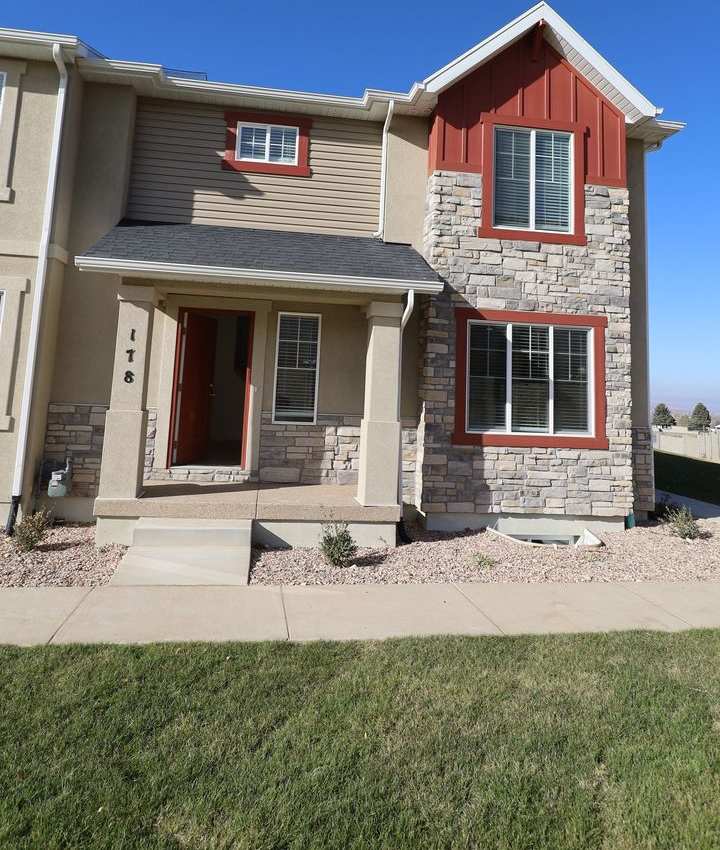 Newer 3 bedroom Townhomes