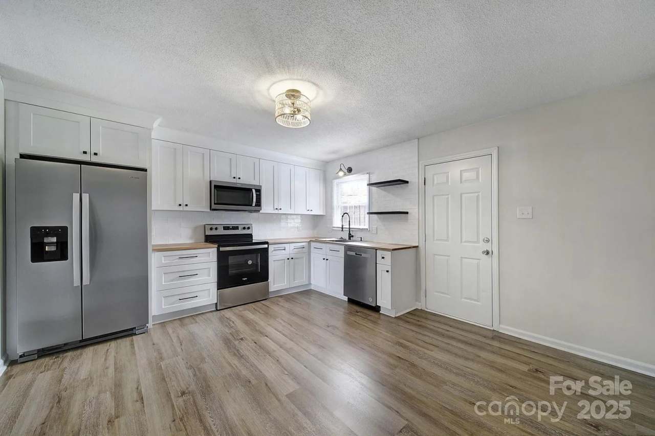 Fully Remodeled | 2BR/1.5BA Condo | Willowbrook
