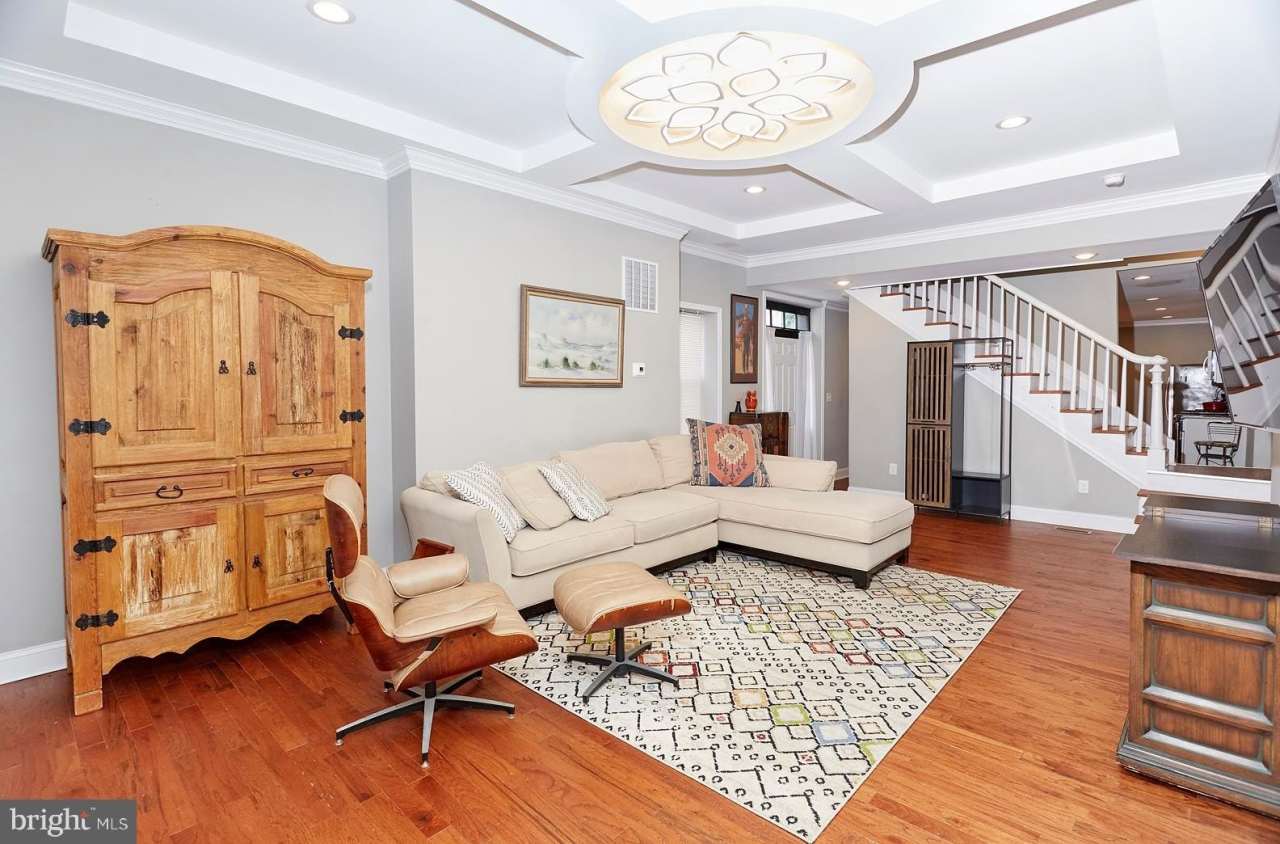 112 S CALHOUN Street