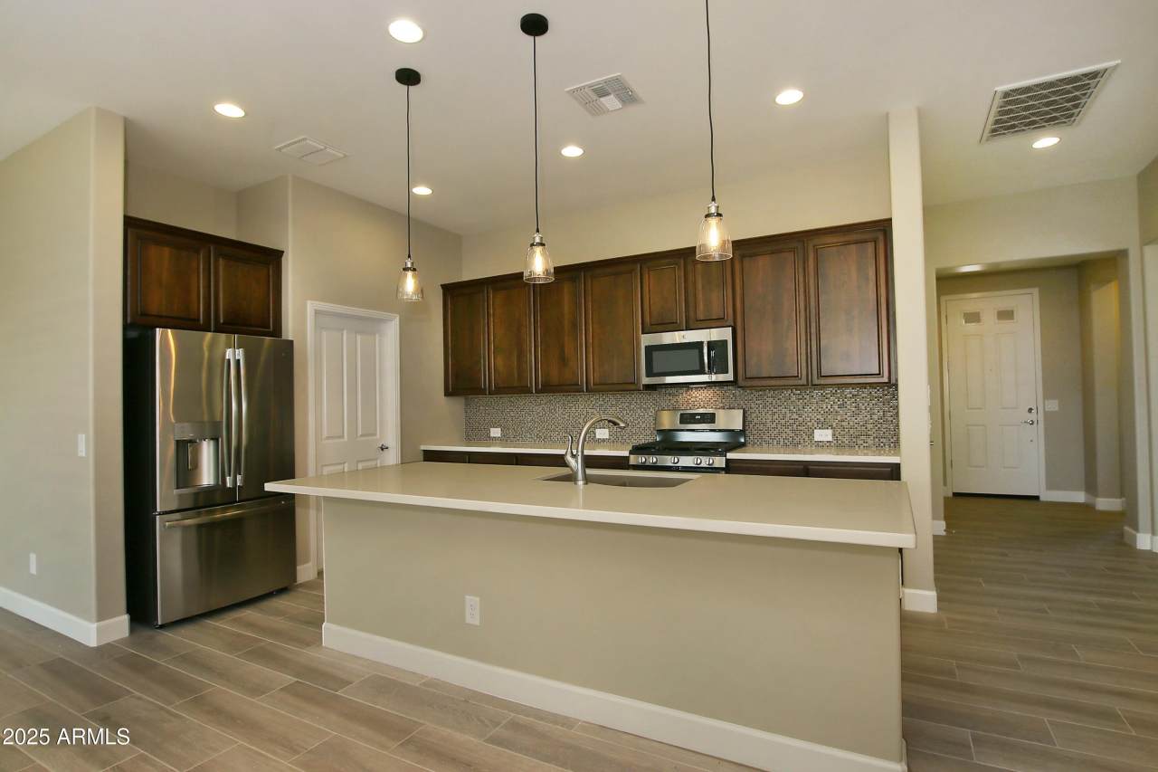 16931 W HOLLY Street