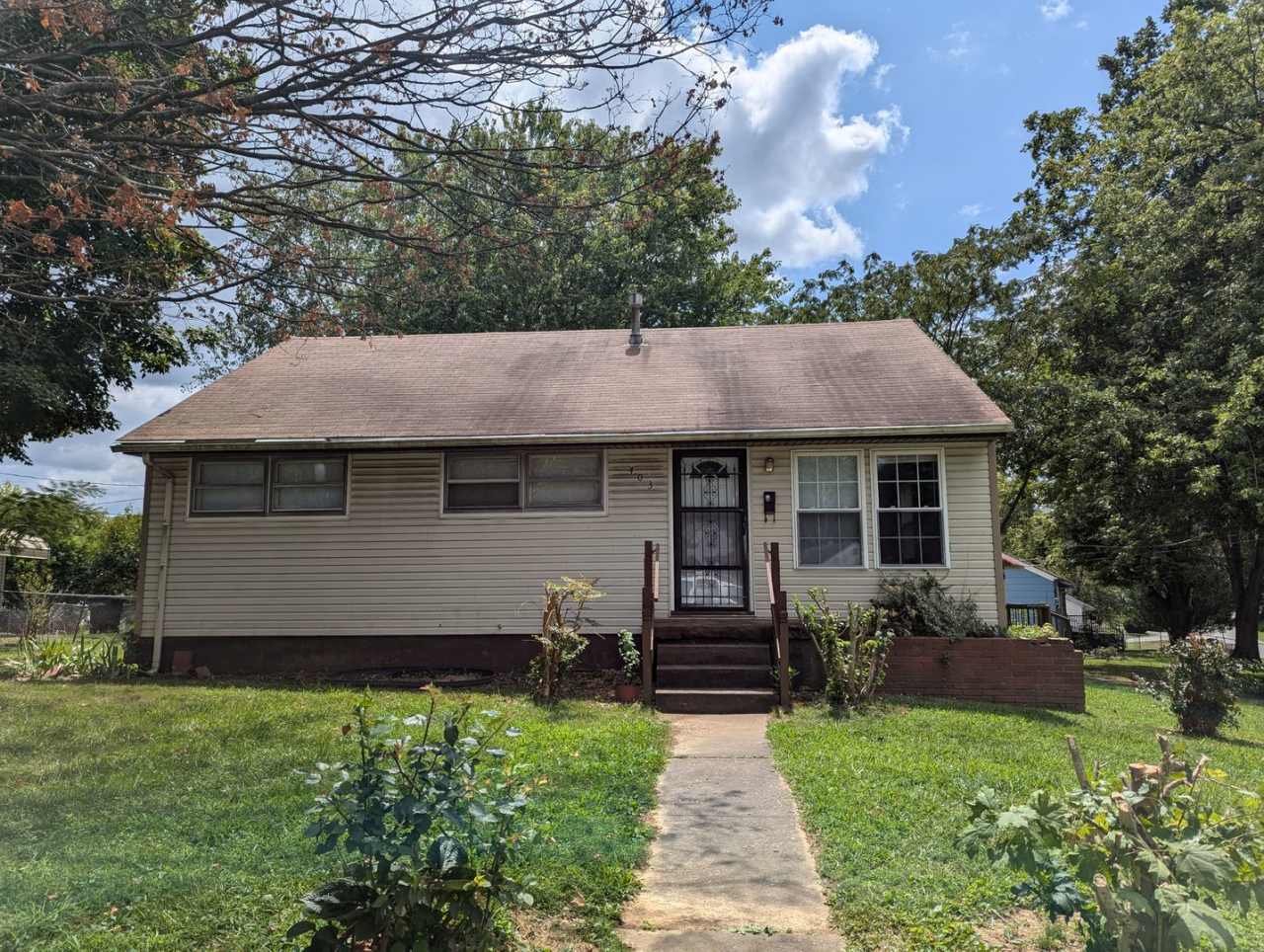 Charming 3 Bed, 1 Bath House, 403 Lee Rd Move In Ready, Minutes away from Hospital and Shopping Centers.