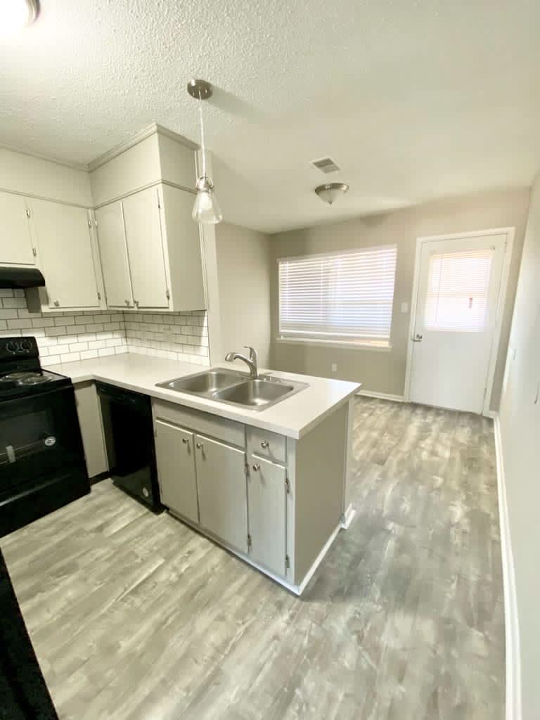 2044 High School Road, Hueytown, AL. 35023 - R