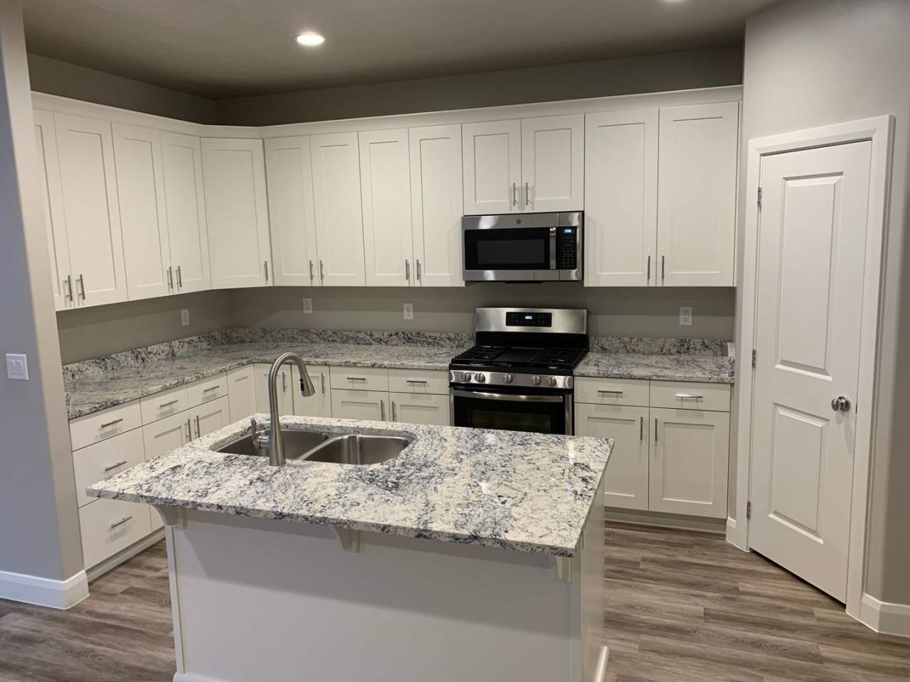 3 bed 2.5 bath 2 car garage for rent!