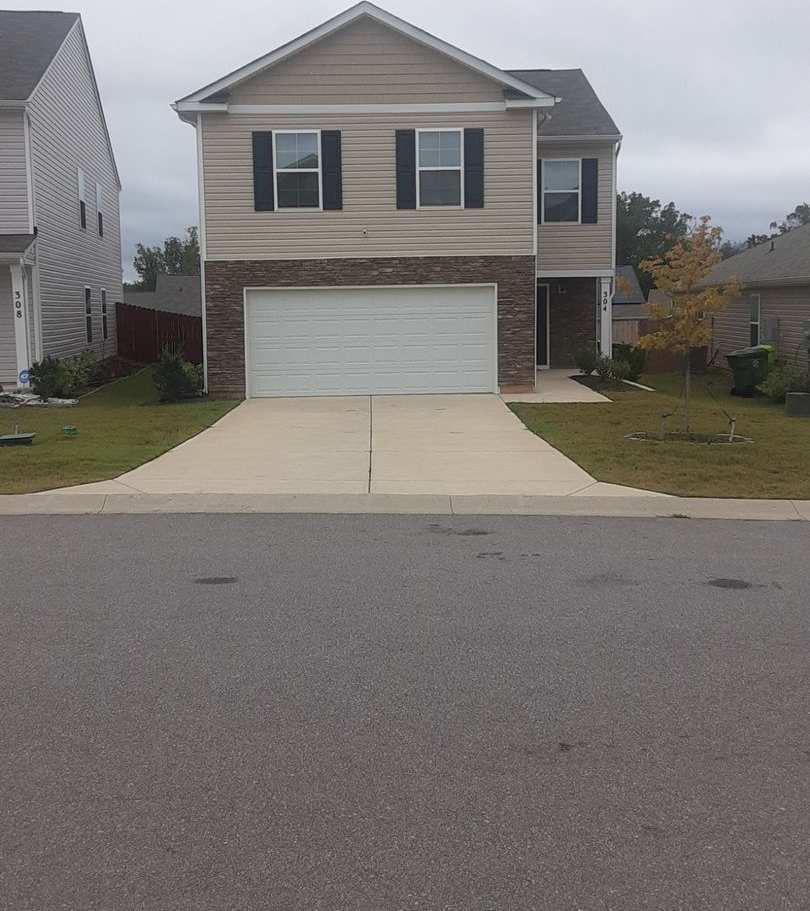 Charming Four Bedroom Home in Southeast Columbia!