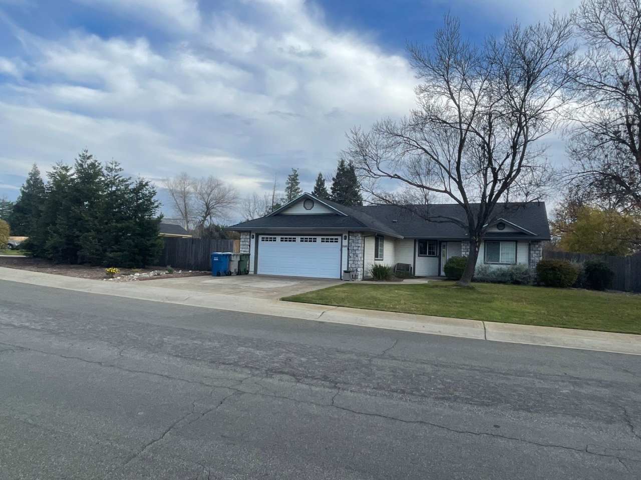 3 BED 2 BATH HOUSE WITH FENCED BACKYARD IN THE COUNTRY HEIGHTS SUBDIVISION