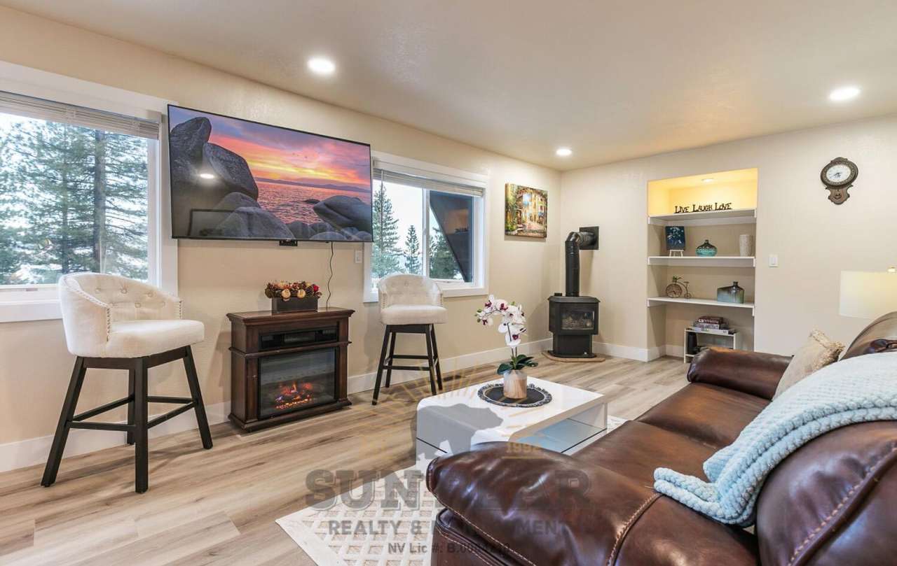 Bright Home in Incline!