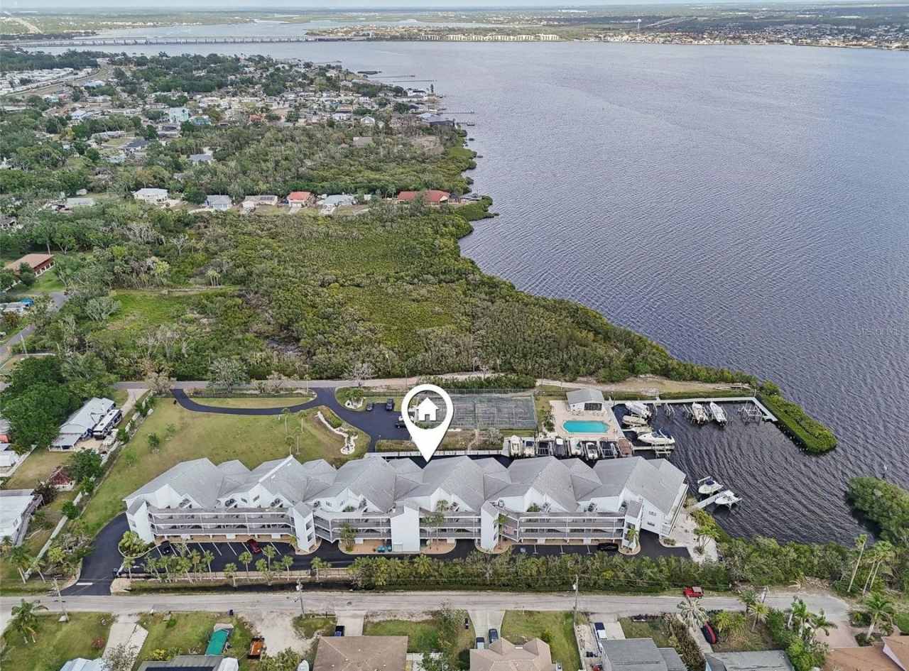 COMPLETELY UPDATED AND SPACIOUS 3 BEDROOMS + DEN AND 3 FULL BATHROOMs CONDO LOCATED IN THE HIGHTLY SOUGHT AFTER RIVER PLACE COMMUNITY!