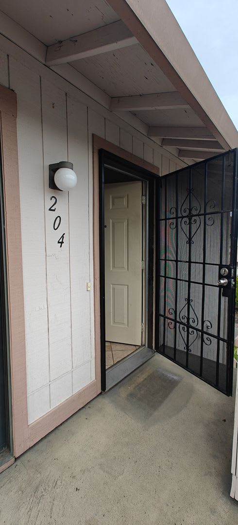 Excellent Location - Hayward 2 beds 2 baths Condo