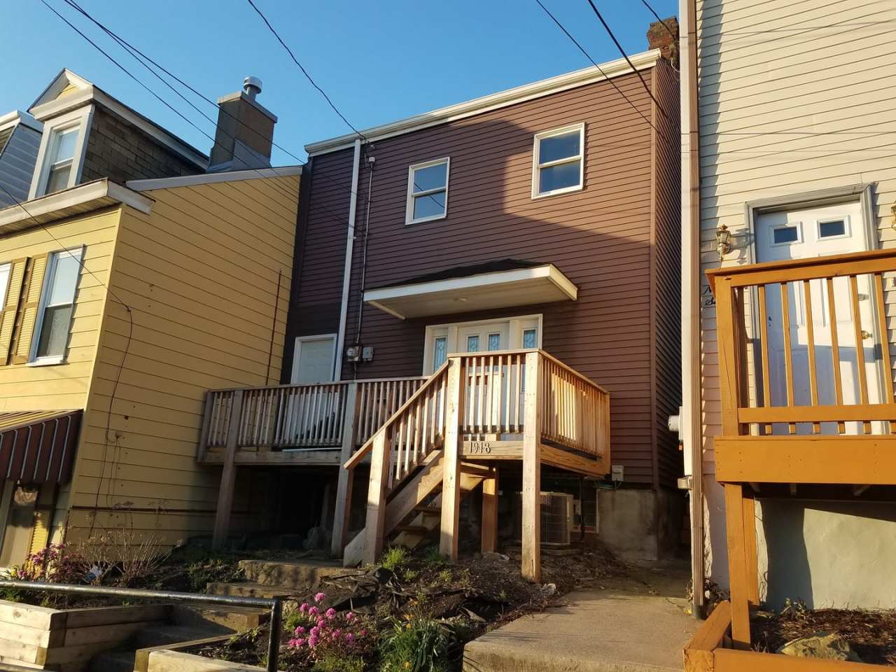 Spacious 2 BED/2 Bath -Off Street Parking!!