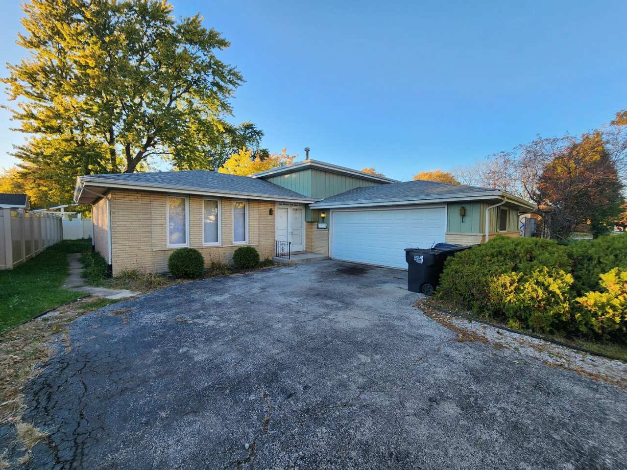 Welcome to the heart of South Holland’s Central District, where quiet charm meets everyday convenience.