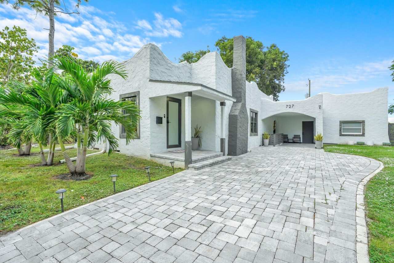 727 S Fernwood Drive S