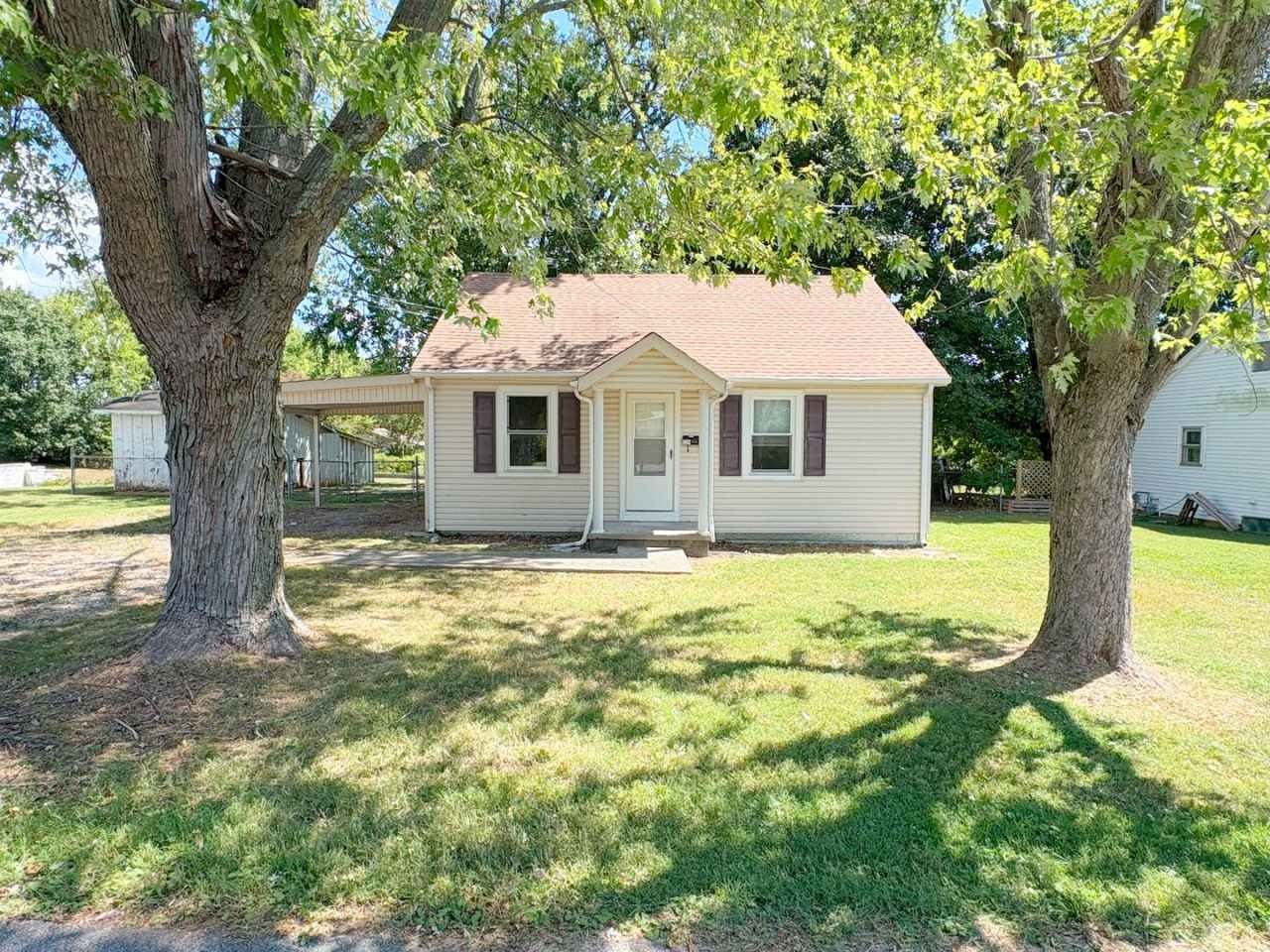 3 Bedroom/2 Bath Cozy Home with an amazing yard!