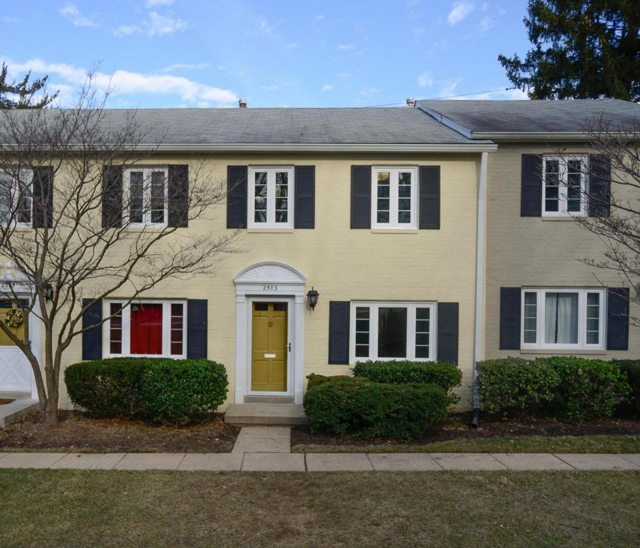 Modern Townhome Located An 11 Minute Walk to Forest Glen Metro.
