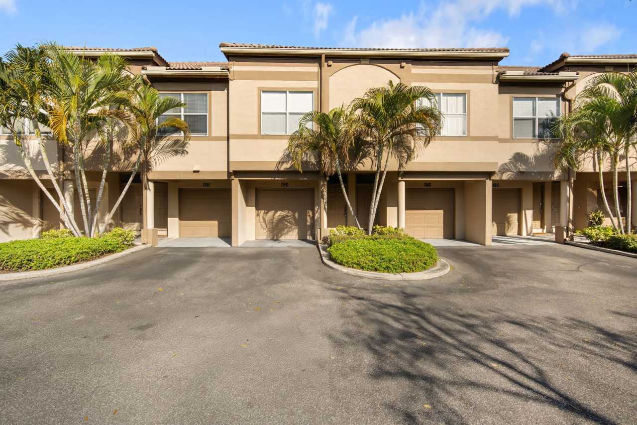 Spacious 1BR/1BA Harbour Island Condo in Gated Island Walk